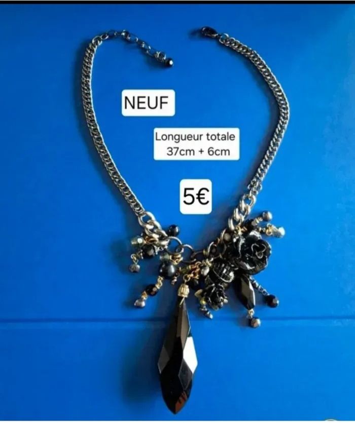 Collier fantaisie court NEUF avec breloques et pendentif
