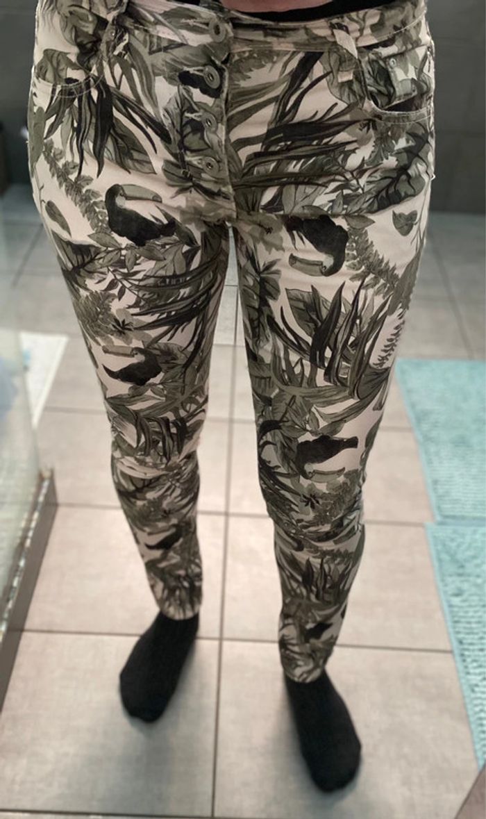Pantalon kaki motifs