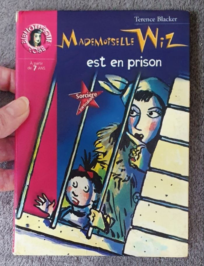 Roman Jeunesse, format poche "Mademoiselle Wiz est en prison" (6-8 ans) / Éd. Hachette