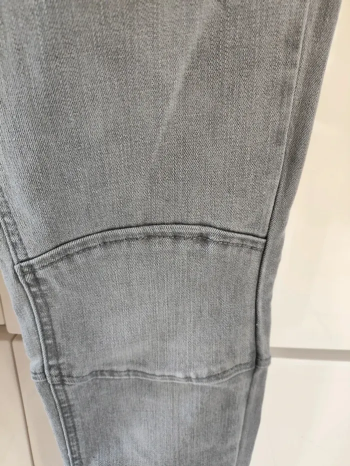 Jean gris La Redoute 12 ans
Jean ajustable à la taille, coupe slim - photo numéro 4