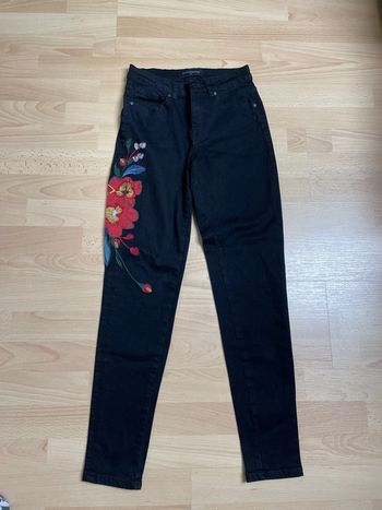 Jean droit 36 fleurs broderie