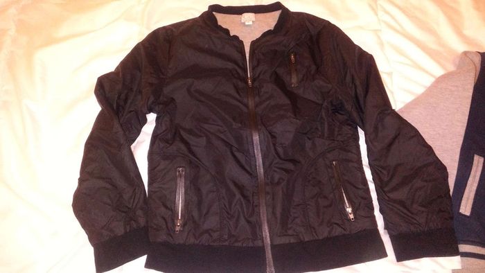 Blouson / veste noire impermeable T 8 ans