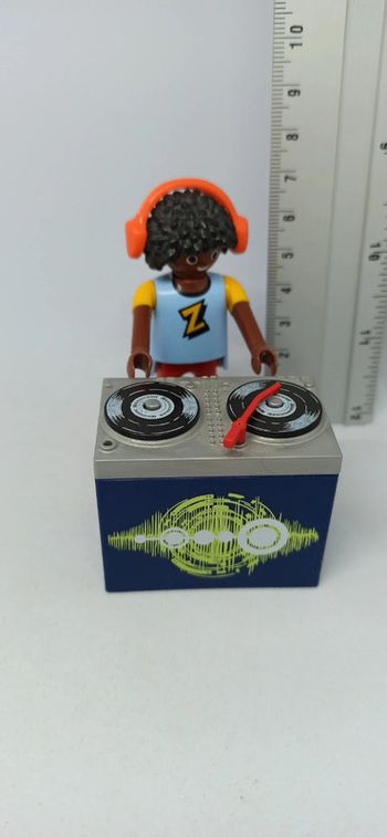 Homme dj disc jockey avec platines et casque playmobil