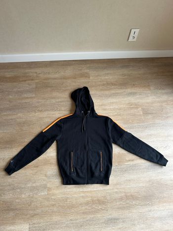 Sweat zippé à capuche noir bandes orange Urban District – S (49 x 65 cm)