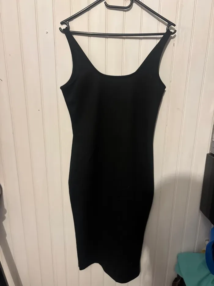 Robe noire fine et moulante