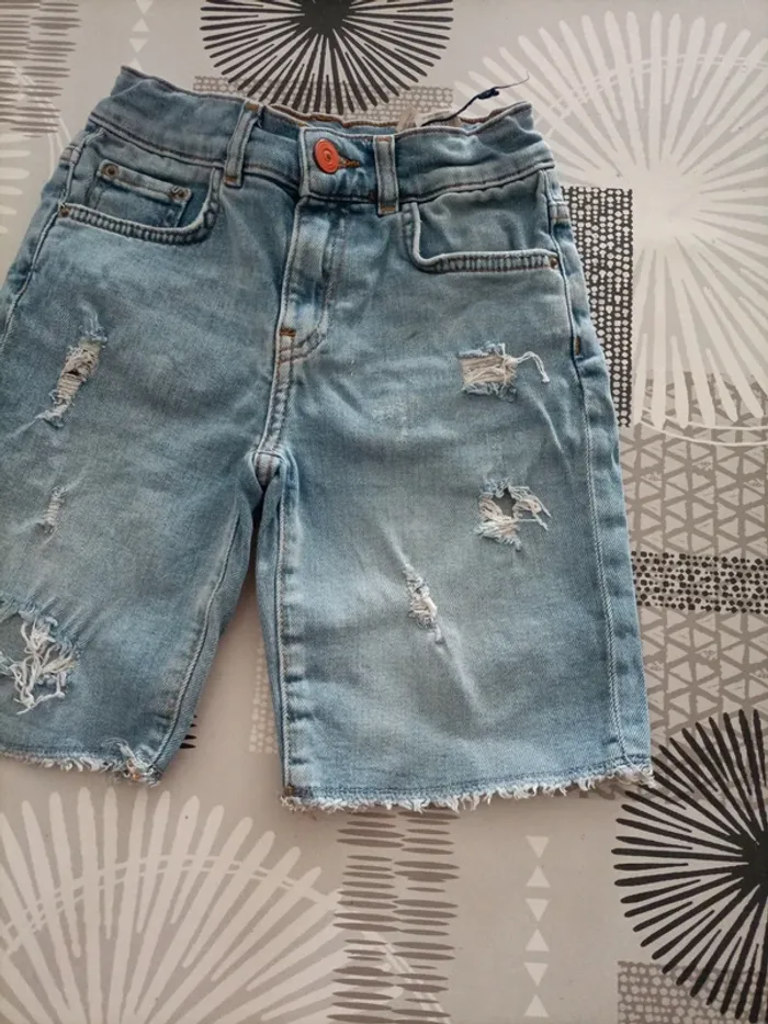 Short troué - photo numéro 2