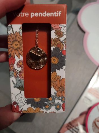 Collier avec pendentif médaillon