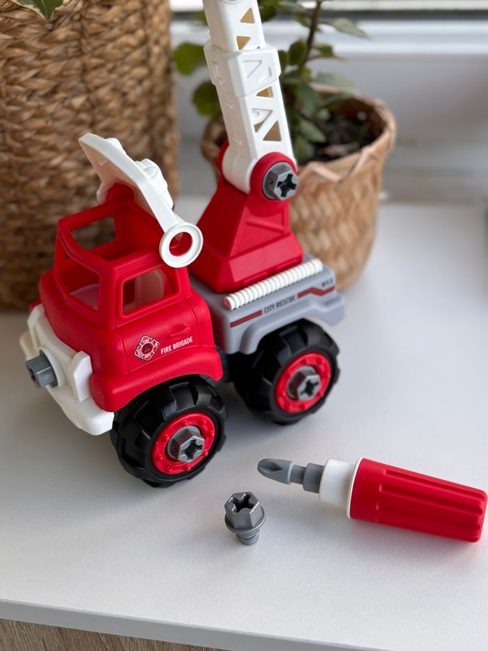 Camion de pompier à construire et démonter - avec tournevis - photo numéro 3