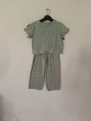 Ensemble pantalon tee shirt bleu/vert 5 ans en bon état