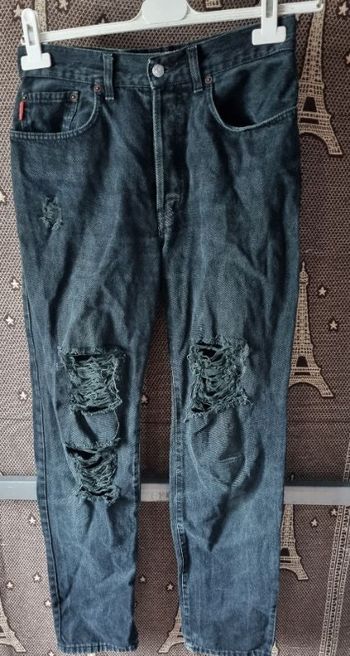 Jean troué noir taille W30 L32 (40 FR)