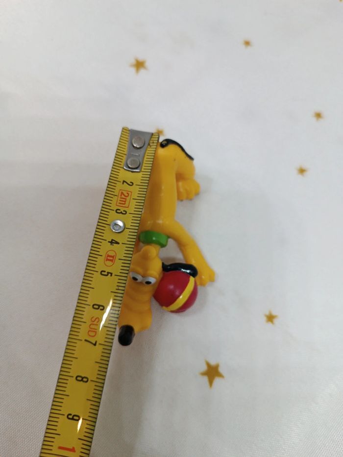 Personnage figurine walt Disney pluto balle rouge ball ballon couché Mickey mouse playing play joue - photo numéro 8