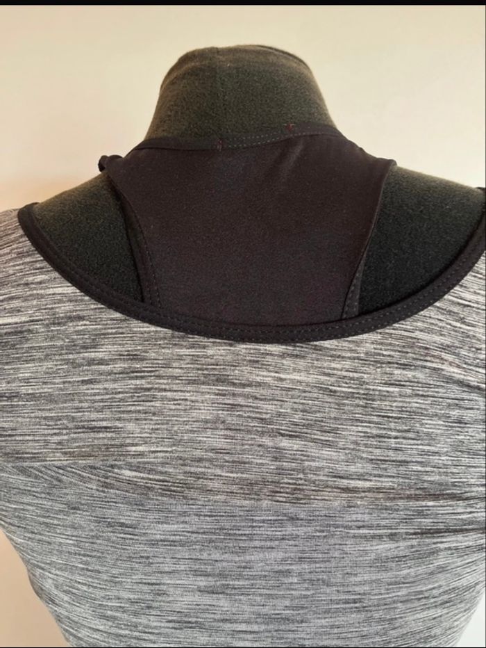 Haut de sport gris taille XS de chez Tissaia en très bon état - photo numéro 5