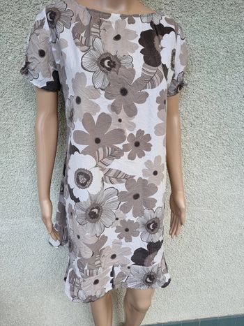 Robe d'été beige,blanche,marron clair fleurie