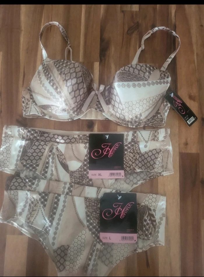 Ensemble soutien gorge satiné 90c culotte L ou xl neuf