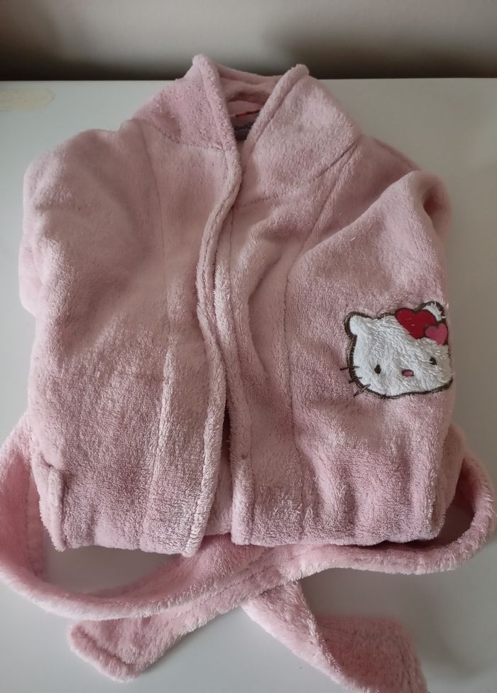 Robe de chambre rose clair 4 ans  polyester 2 poches et une ceinture.Hello Kitty. Très bon état - photo numéro 8