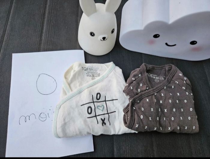Deux bodys taille naissance