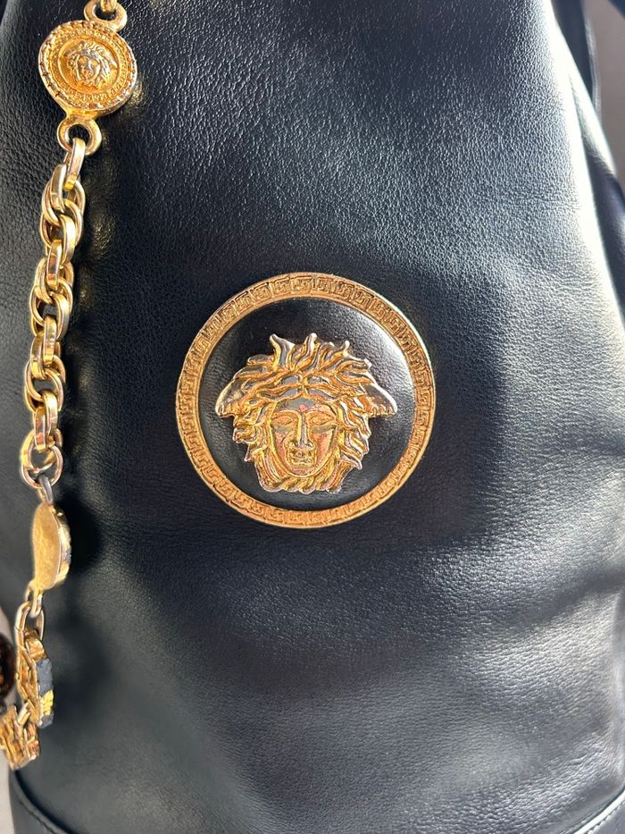 🖤 Sac seau vintage Gianni Versace Couture – cuir noir & chaîne Méduse dorée (années 1990) - photo numéro 7