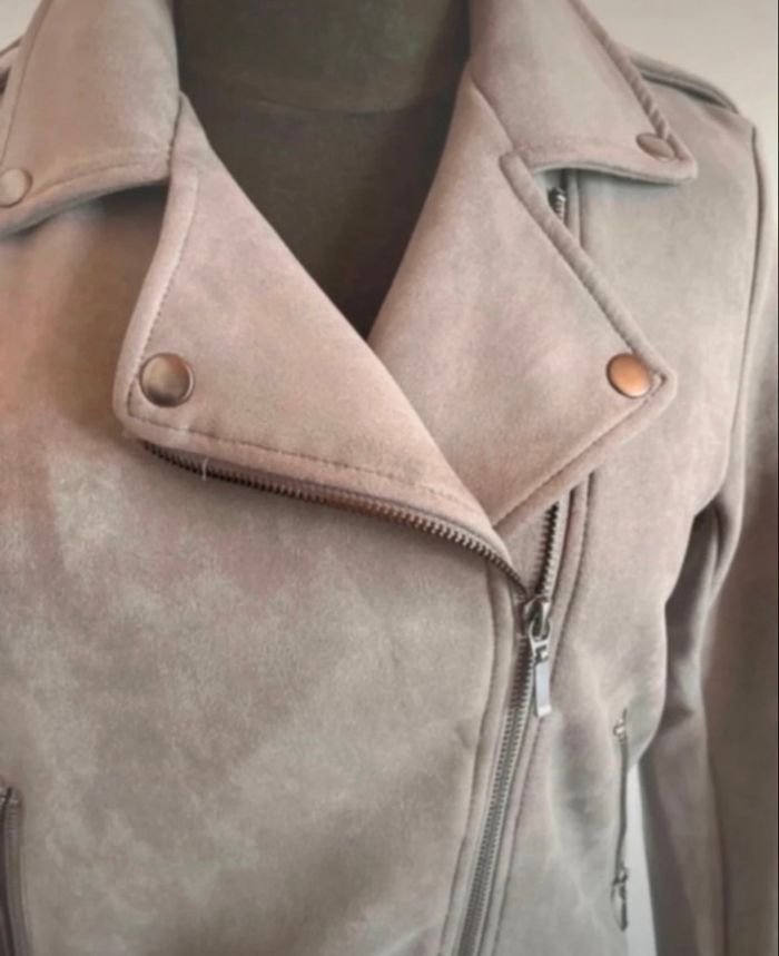 Veste en daim gris clair taille M de chez La Halle en bon état - photo numéro 2