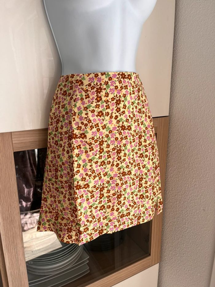 Jupe fleurie avec petite fente