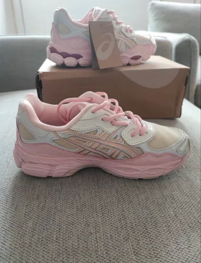 Asics rose neuf taille 38 - photo numéro 2