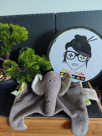 Doudou plat éléphant marron vert Périclès Design  gris carreaux DD003488