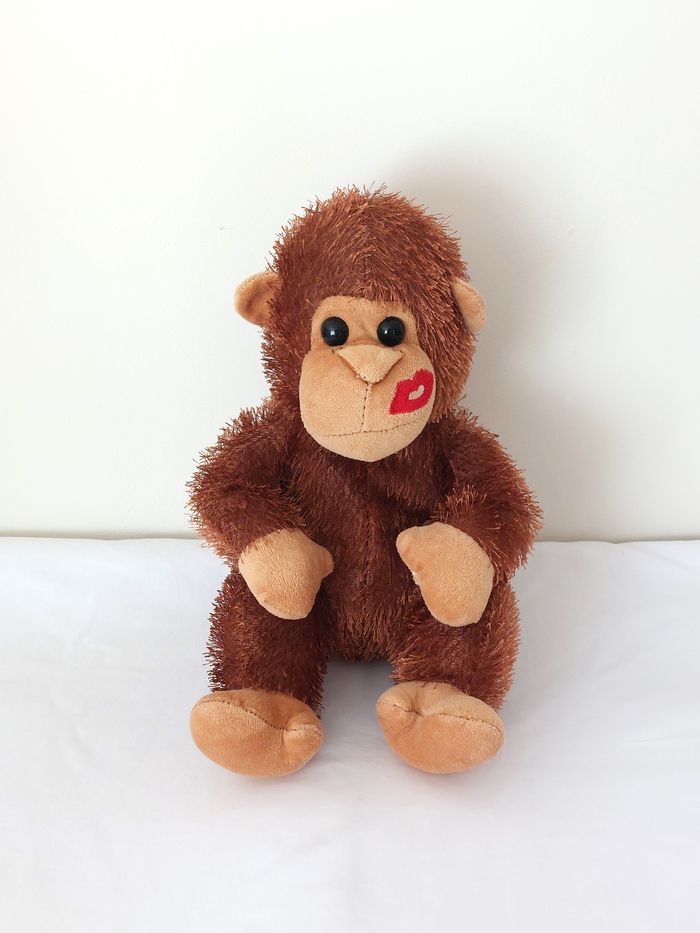Peluche singe marron beige 24 cm Forest Distribution doudou bisou rouge poil fil