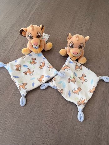 Lot 2 doudous Simba disney baby neufs sans étiquettes