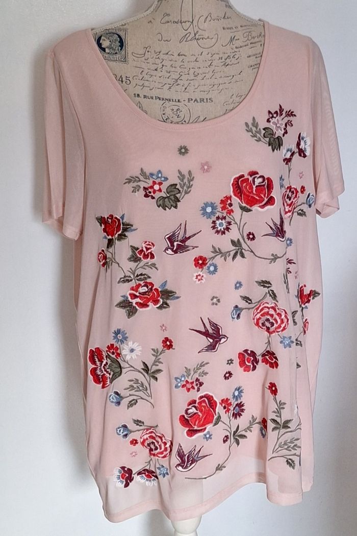 Débardeur rose pâle avec un dessus en voile brodé de fleurs et d'oiseaux
