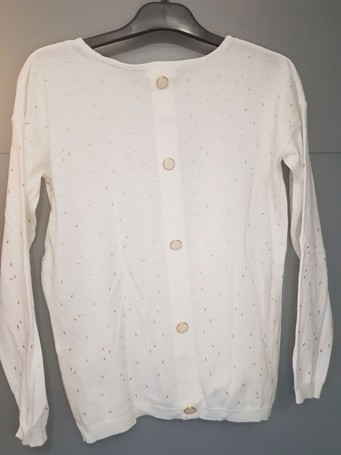 Pull léger avec boutons décoratifs - photo numéro 5