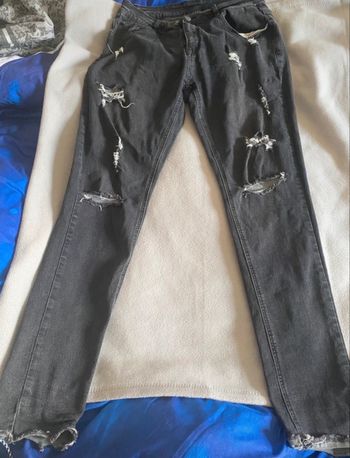 Jeans à trou noir 