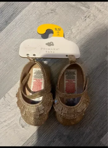 Petite chaussure doré neuf 9-12 mois