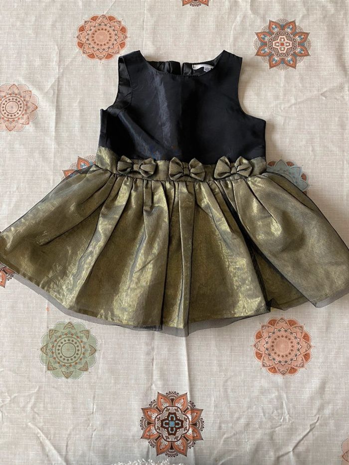 Robe noire dorée
