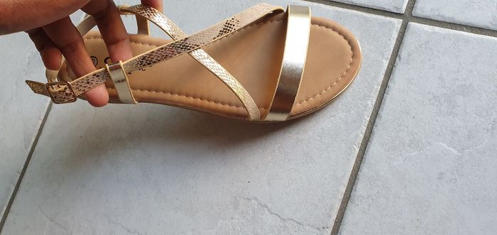 Sandale SUREDELLE tout neuf en cuir. Taille 38 - photo numéro 3
