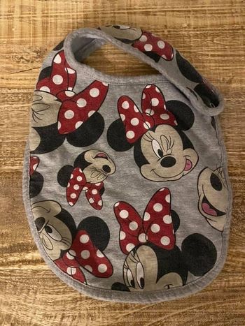 Bavoir eleven Paris minnie  Très bon état