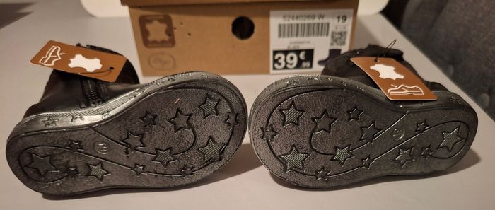 Bottes  cuir

Noir avec  petit  Nœud - photo numéro 6