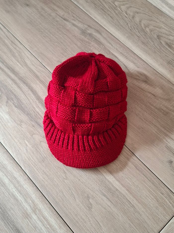 Bonnet femme hiver avec visière bordeaux