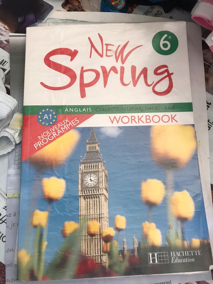 Livre d anglais neuf 6e neuf abîmé en bas à droite couvert