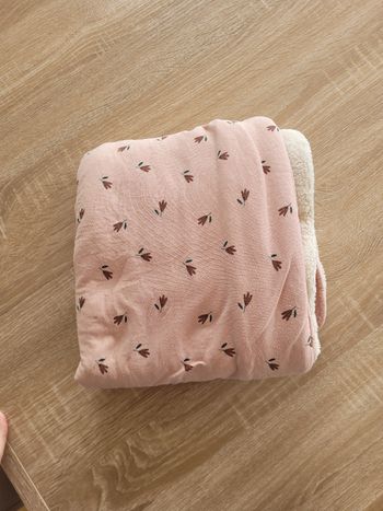 Couverture imprimé fleuri rose 