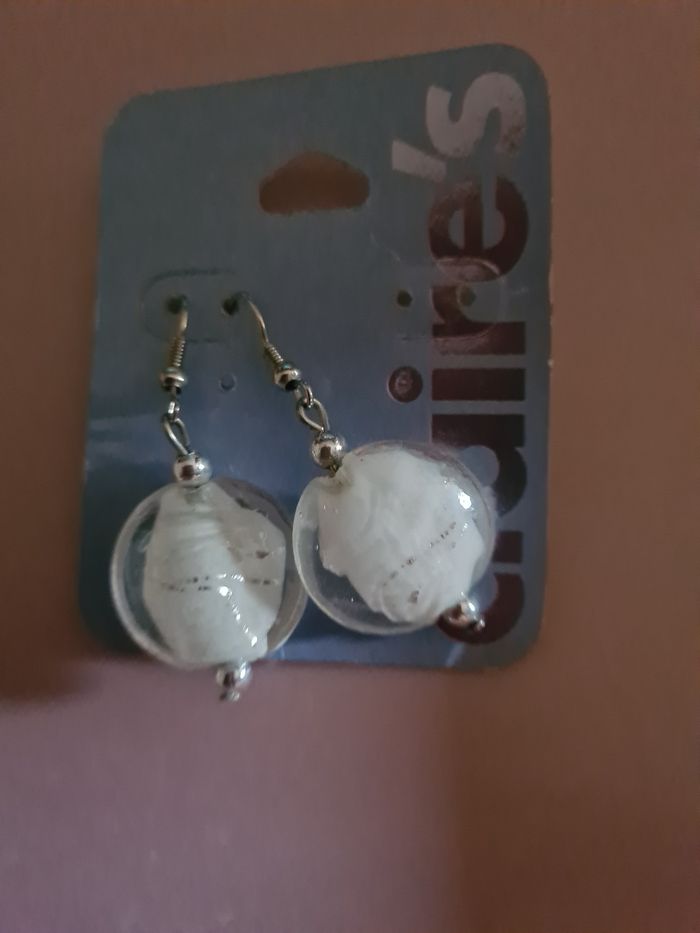 Boucles d'oreilles. Boules plates  en verre. Blanc. 4 cm. Claire's. Neuf - photo numéro 3