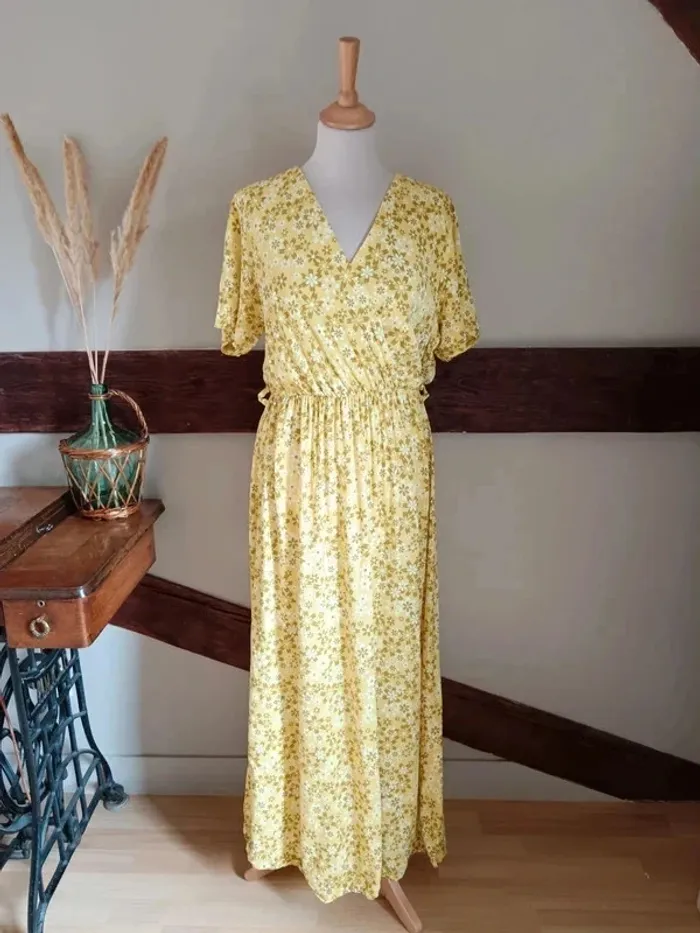 Robe jaune cache coeur fleurie - photo numéro 3