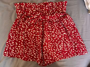 Short rouge à motifs blancs