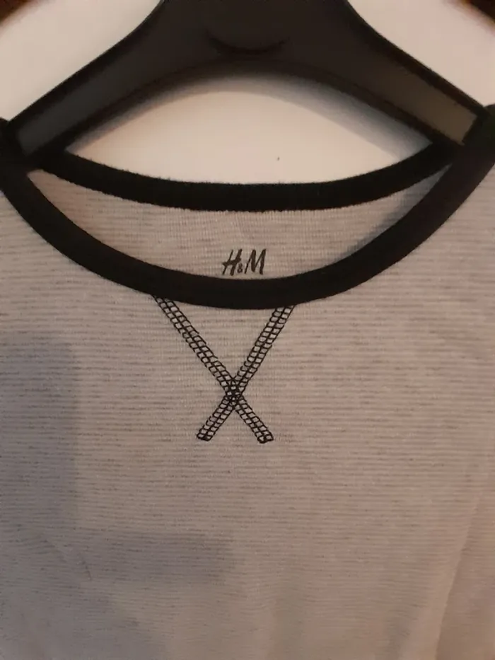 Tee-shirt, couleur Gris/bleu marine, Marque H&M, taille 4/6ans - 110/116cm manches longues - photo numéro 2