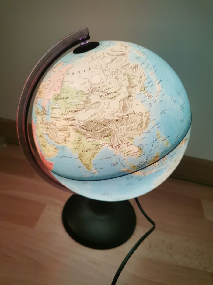 GLOBE TERRESTRE LUMINEUX  Globe terrestre lumineux Alimentation sur secteur avec interrupteur   TRES