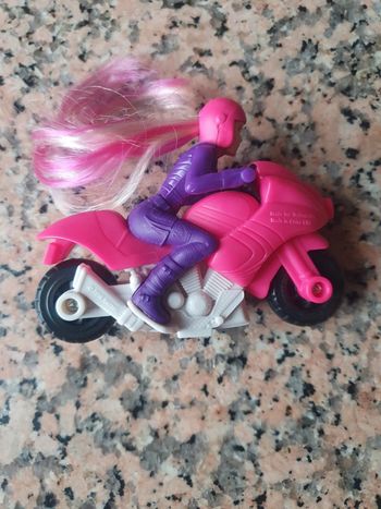 Barbie avec sa moto macdo