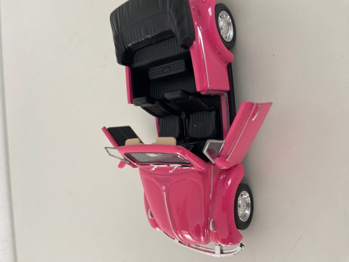 Voiture de collection volskwagen Beetle rose - photo numéro 7