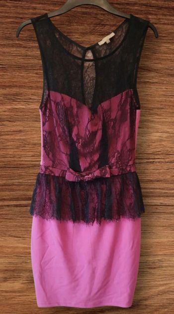 Robe moulante rose fushia et dentelles noires