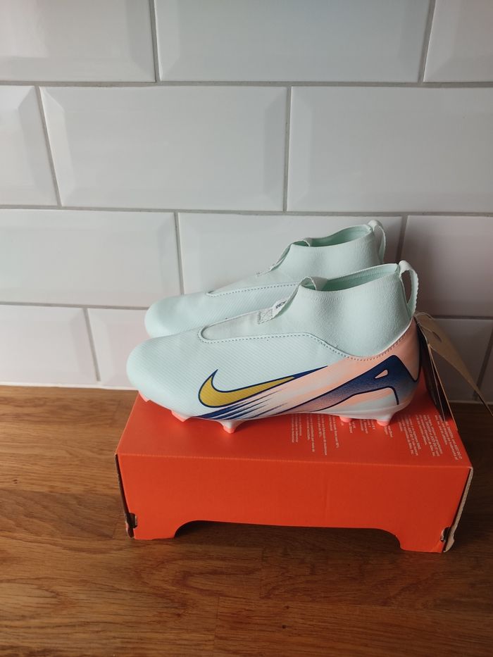 Crampons Nike T 32 - photo numéro 2