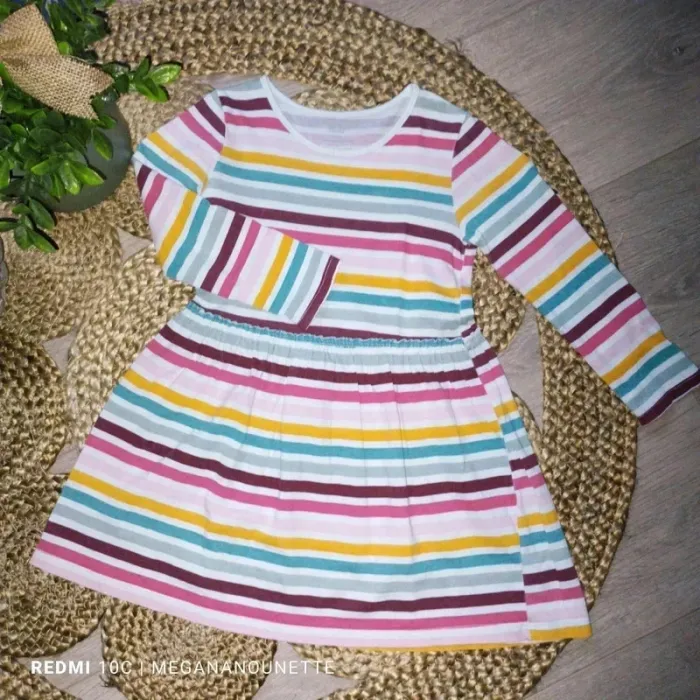 🎨👗 Robe H&M – 4 ans / 104 cm – Colorée & Confortable - photo numéro 2