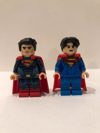 Figurine type lego Superman et Supergirl. Marvel