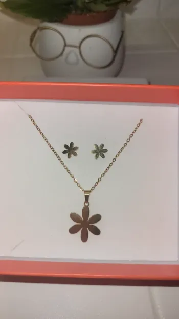 Ensemble chaîne pendentif boucles d'oreille motif Marguerite